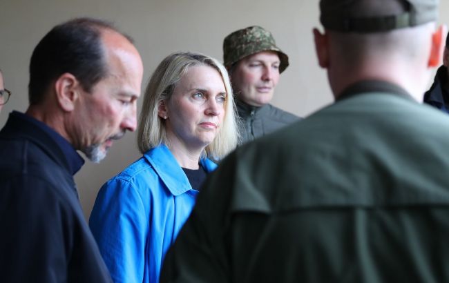 Новый посол США посетила место боев в Гостомеле