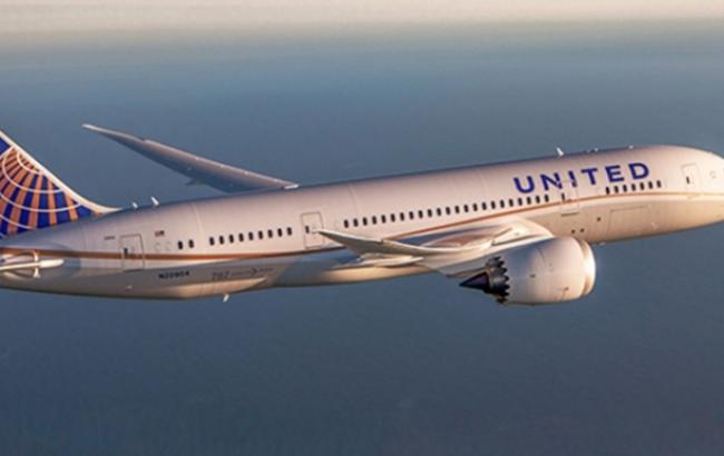 В США из-за возгорания двигателя экстренно сел самолет, есть пострадавшие