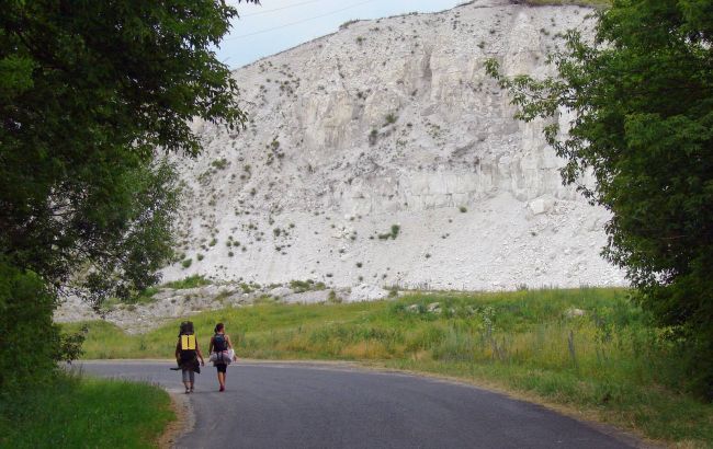 Оккупанты обстреляли село Меловая в Харьковской области, вспыхнул пожар