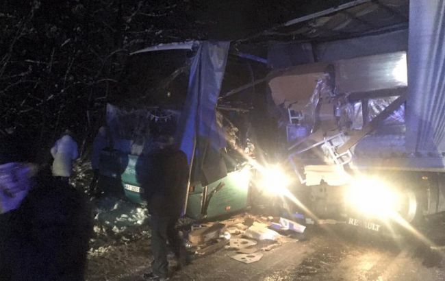 Во Львовской обл. автобус с туристами врезался в грузовую фуру