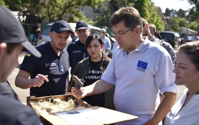 "Люди не должны быть целью". Еврокомиссар по гуманитарным вопросам побывал в Ирпене