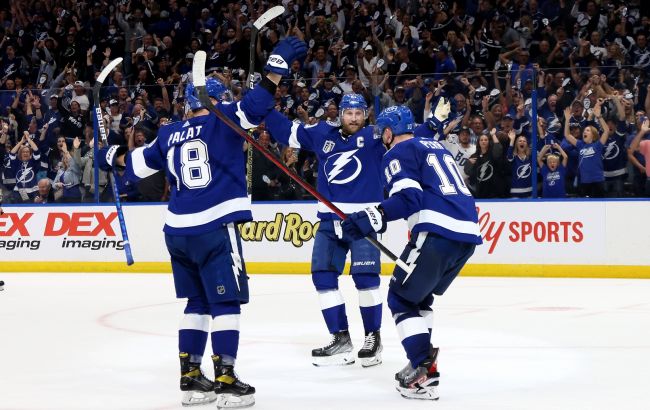 "Тампа-Бэй" эффектной победой размочила счет в финале Кубка Стэнли против "Колорадо"