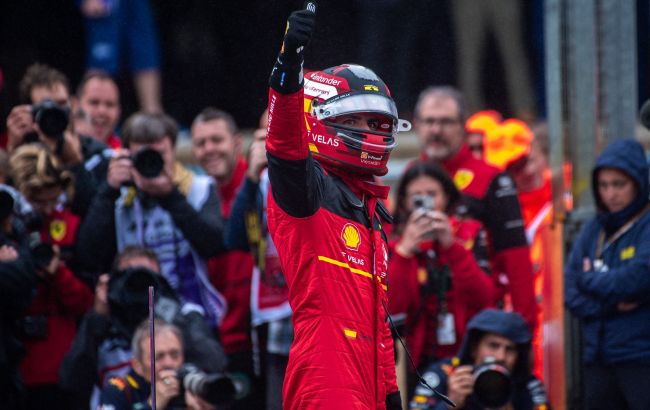 Сайнс впервые в карьере будет стартовать с поула после дождевой квалификации Гран-при Британии