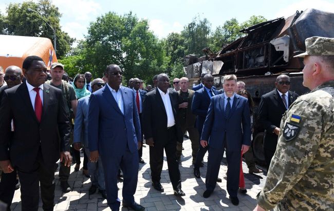 Делегація з Африки спускалась у бомбосховище під час атаки на Київ, - Reuters