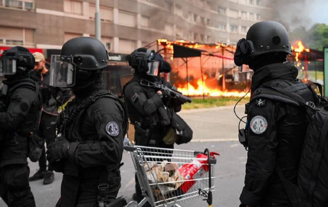 Погроми, зупинка транспорту та комендантська година. Всі подробиці протестів у Франції