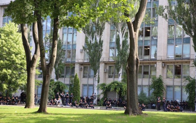 В Молдове полиция окружила здание правительства