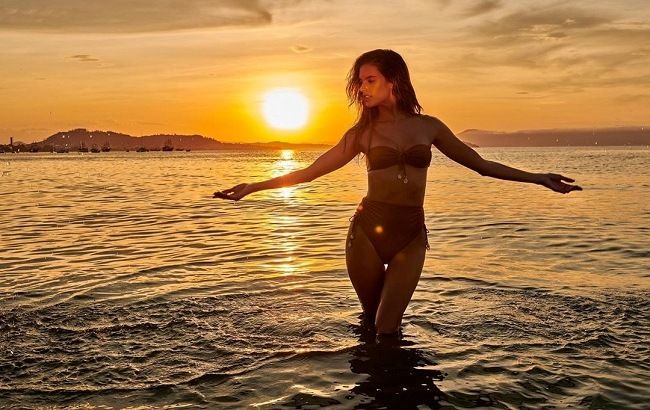 Мокра дівчинка: Алессандра Амбросіо захоплює стрункою фігурою в бікіні