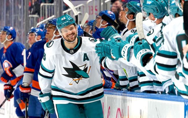 Форвард "Сан-Хосе" з ювілейним хет-триком очолив топ-3 зірок вечора НХЛ: відео