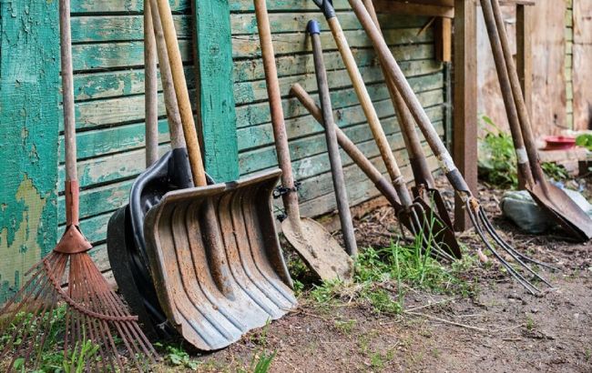 Прибираєте садовий інструмент на зиму? Ось як правильно підготувати його до зберігання
