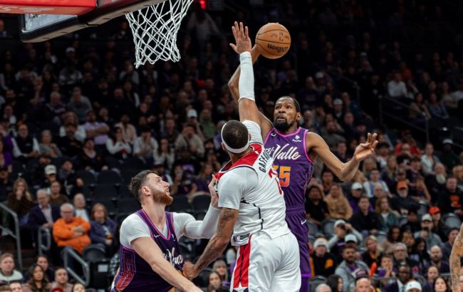 Сверхважный данк звездного ветерана гарантировал победу "Финикса": момент дня в НБА