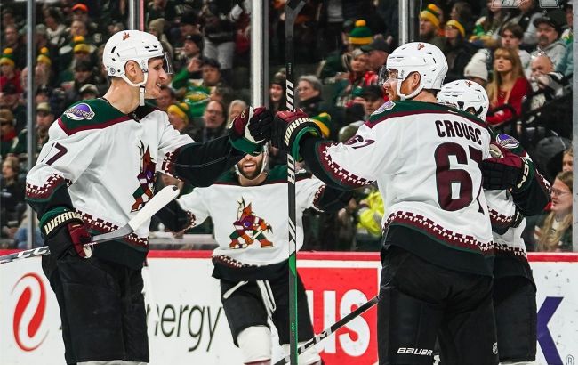 Форвард "Аризоны" с разгромным хет-триком стал главной звездой вечера НХЛ: видео