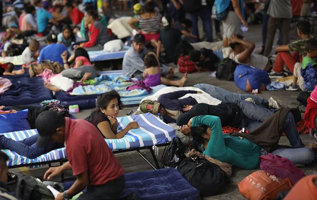Первая часть каравана мигрантов заняла под лагерь стадион в Мехико