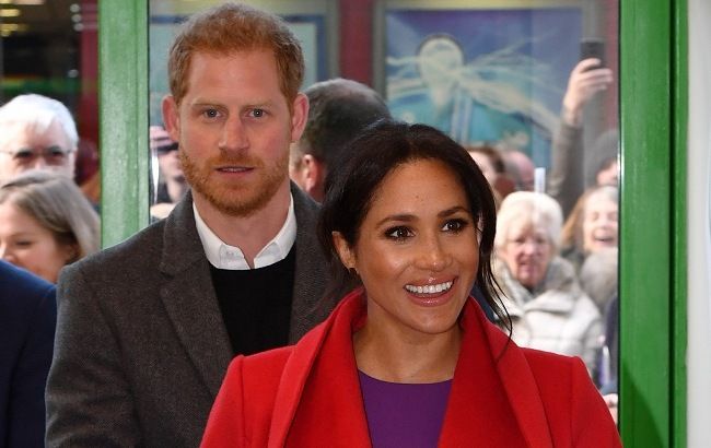 Беременная Меган Маркл в ярком образе вышла в свет с мужем