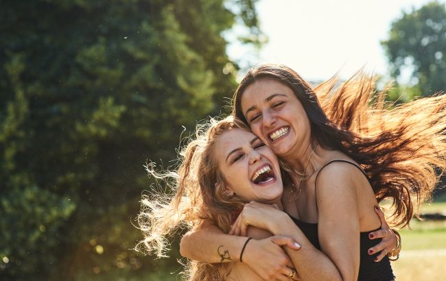 Чому розумні люди мають так мало друзів: вчені з'ясували цікавий факт