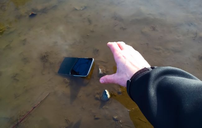 Цей смартфон на кілька днів опинився в багнюці через повінь: ось, що з ним стало