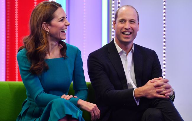 Принц Уильям впервые вышел в свет без жены и попался на поцелуях с другой женщиной