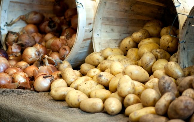 Чому картоплю й цибулю не можна зберігати поруч: вони "ідеальна пара" тільки на сковороді
