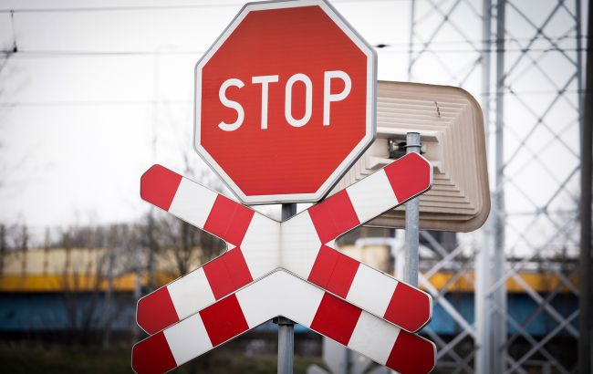 Когда запрещено ехать через железнодорожный переезд: это должны знать все водители