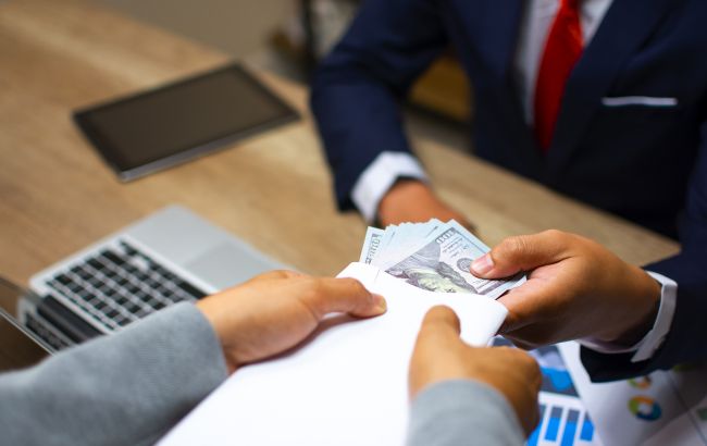 Від вас вимагають хабар? Куди скаржитись, щоб захистити свої права