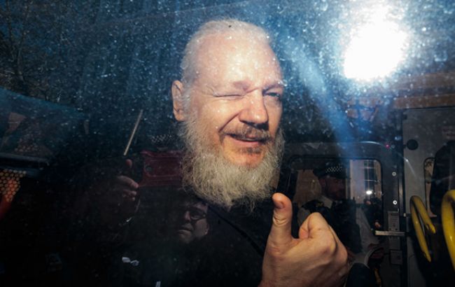 Суд оставил Ассанжа под стражей