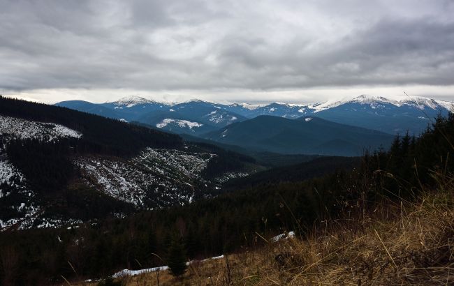 Зима у жовтні: у Карпатах температура повітря опустилася до -8, гори вкриті снігом