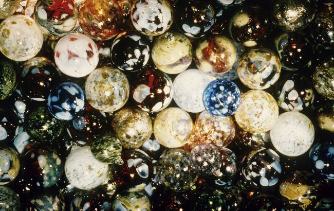 Коли та як з'явилася ялинкова кулька в Україні: все про заборонені іграшки та звичаї кельтів