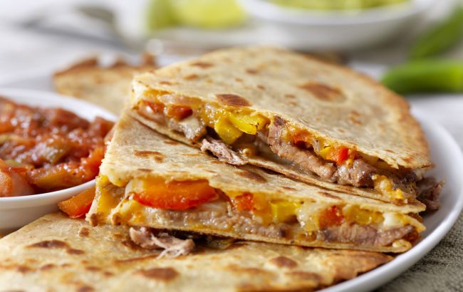 Лаваш у яйці з шинкою і помідорами: рецепт поживної страви для перекусу за 10 хвилин