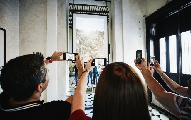 Селфі ціною шедевра: турист знищив 300-річну портрет Медічі на очах у працівників музею