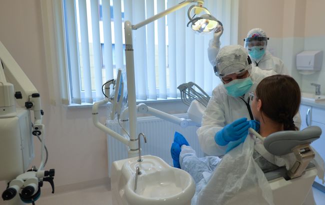 60 безкоштовних послуг. Як українцям в Польщі лікуватися у стоматолога