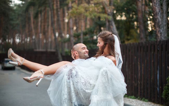 Магічний поріг: чому через нього переносять наречену і які існують суворі заборони