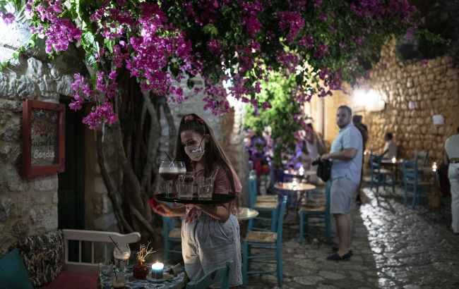 Работа с туристами. Какие вакансии и зарплаты предлагают украинцам в Греции