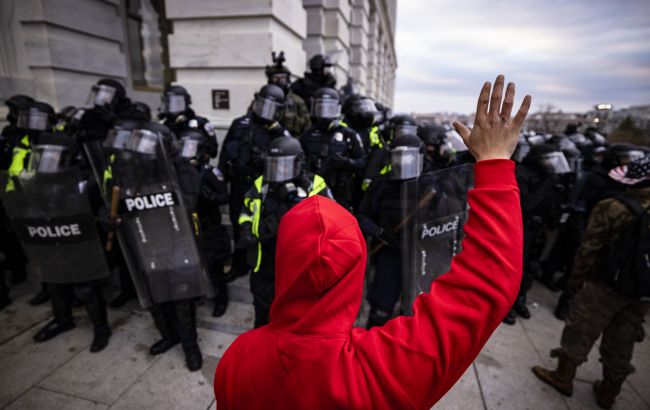 Первый приговор. В США участник штурма Капитолия получил тюремный срок