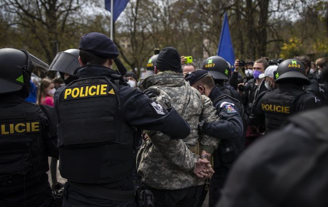 У Чехії двоє чоловіків носили прапори РФ та символи "Z". Поліція розпочала розслідування