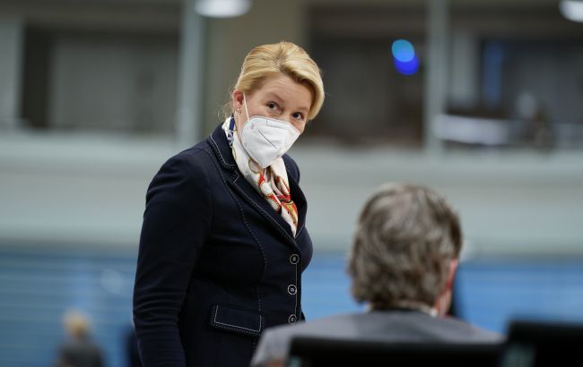 Немецкий министр уходит в отставку после обвинений в плагиате, - Focus