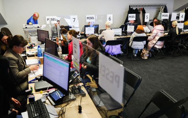 Українці у Польщі масово втрачають статус UKR: у чому причина