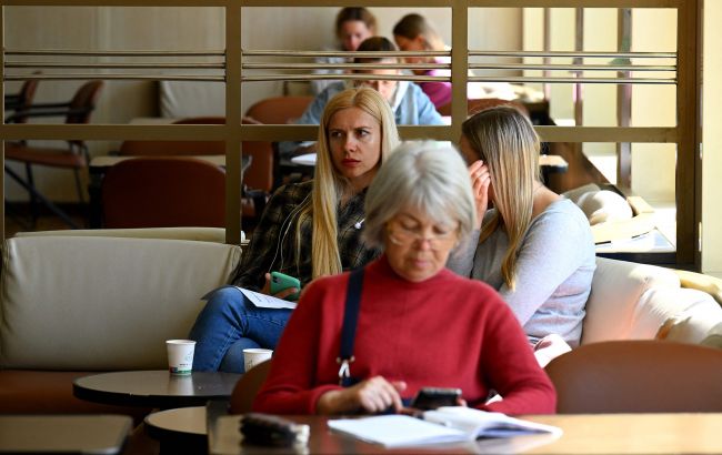 Українцям у Франції видаватимуть картки з грошима на перший час: деталі