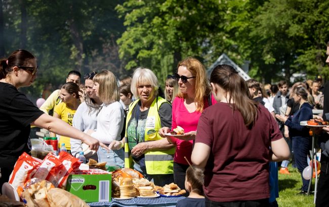 Правила змінюються. Які країни урізують допомогу українським біженцям