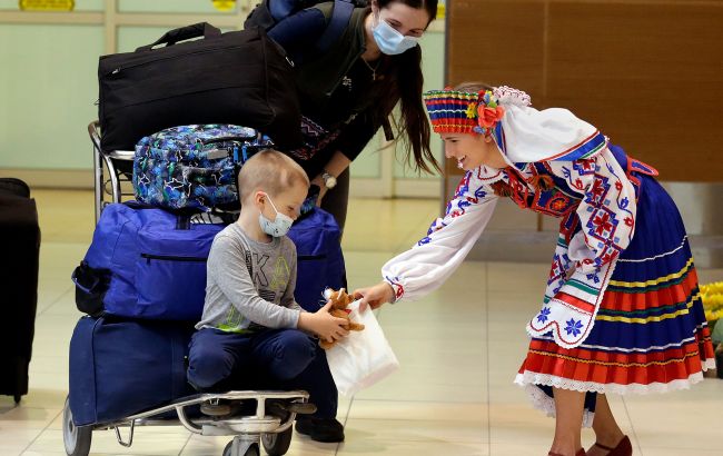 До 2000 доларів щомісяця. Як українцям отримати виплати в Канаді
