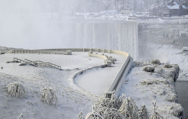 Льодяна краса. Ніагарський водоспад частково замерз через шторм: вражаючі фото