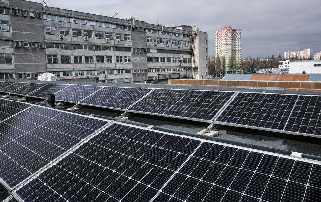 Електрика рекордно подешевшала: аналітик назвав неочевидну причину