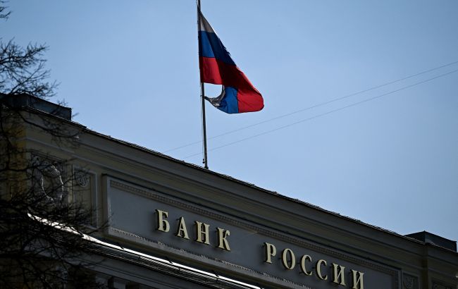 Золото в обмен на юани: санкции вынуждают Россию распродавать свои резервы