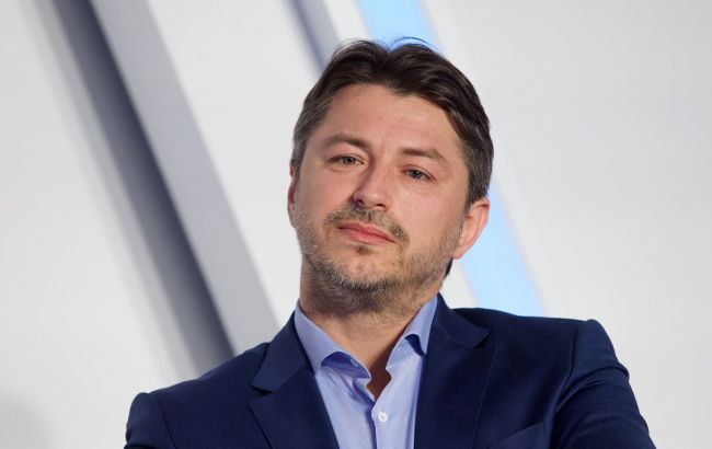 Притула вперше за довгий час показав своїх доньок, які помітно підросли