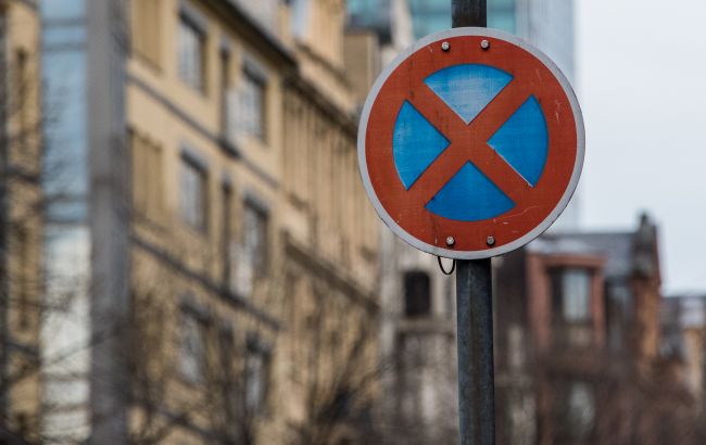 Водіям розповіли, як не отримати штраф за зупинку авто у недозволеному місці