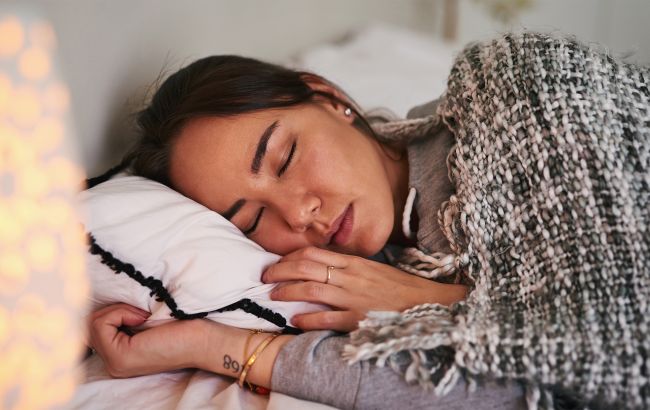 Чи можна спати в ювелірних прикрасах? Експерти розкрили приховану небезпеку