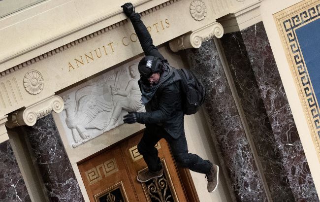 В США более 300 человек обвиняются в штурме Капитолия