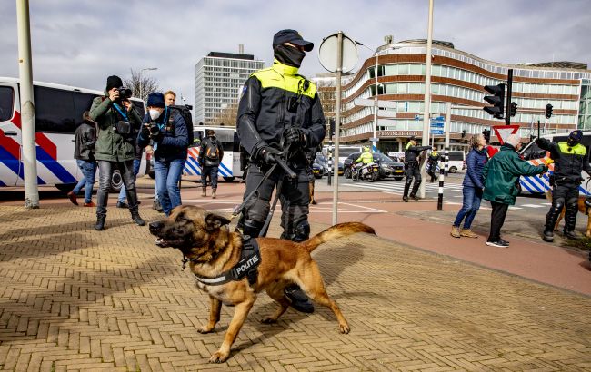 В Гааге силовики натравили собак на протестующих против карантина, есть пострадавшие