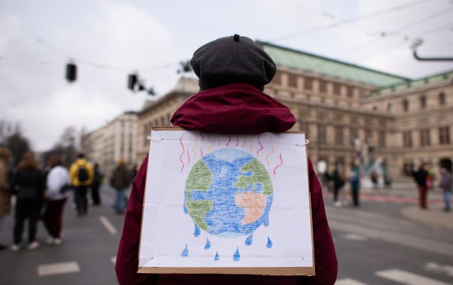 Это предупреждение для "Большой нефти": суд обязал крупнейшую компанию сократить выбросы