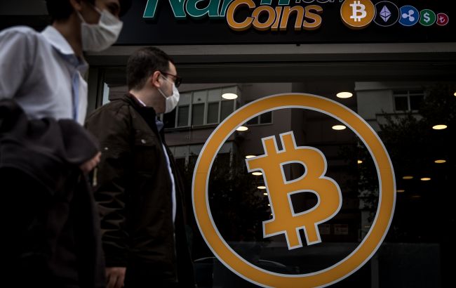 Биткойн рухнул почти на 30%. Торгуется на отметке около 30 000 долларов