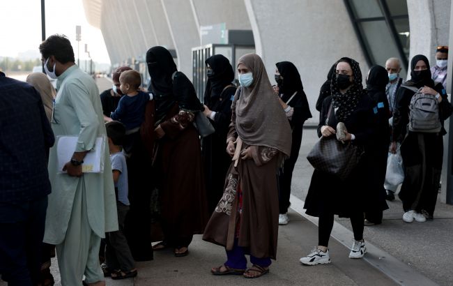 Таліби дозволять жінкам вчитися, але введуть ісламський дрес-код і розділять класи