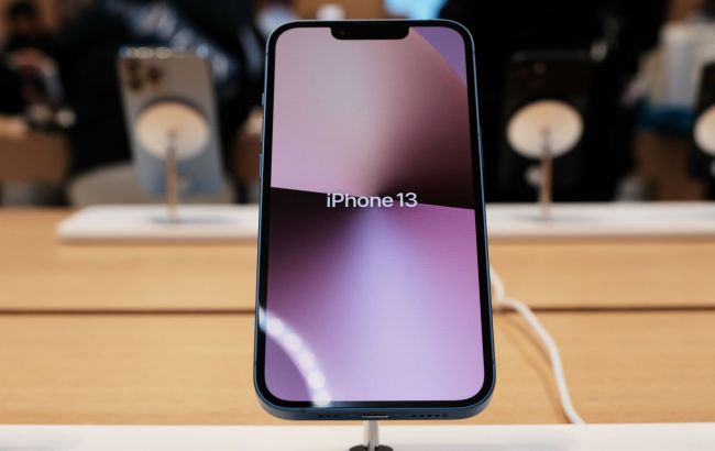 Официальный партнер Apple в России начал завозить "серые" iPhone и MacBook